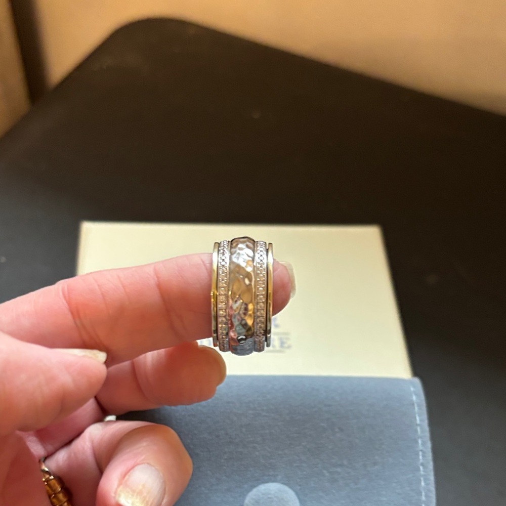 Ideaure silver spinner ring with Gray Pouch. Brand new never worn!! Size 8 - Picture 2 of 3